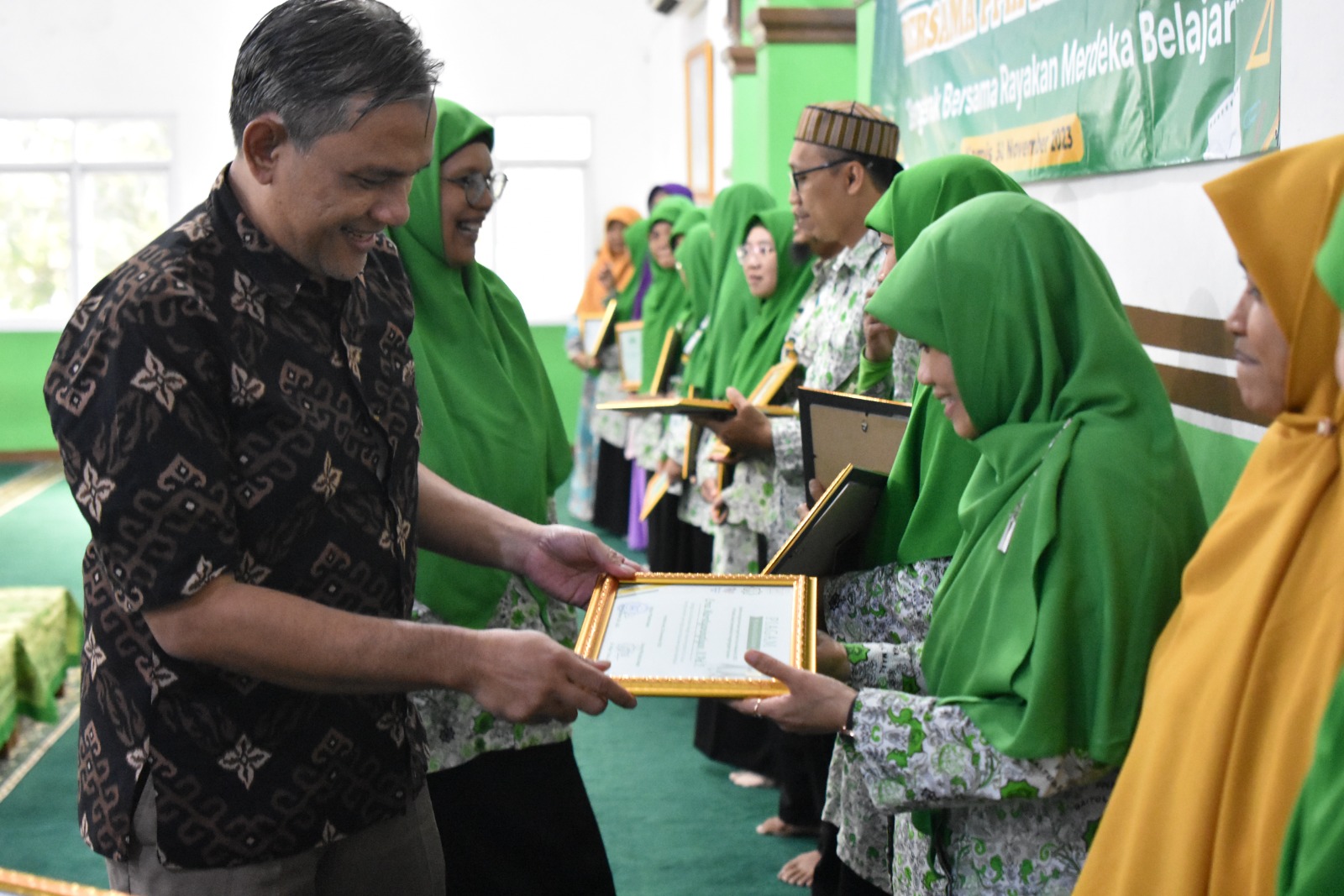 Hari Guru Nasional 2023, YPI Baitul Maal Beri Penghargaan kepada Guru SIP Baitul Maal